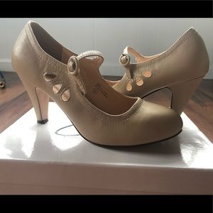 J. ADAMS Mary Jane Vintage Pumps, Nude, Size 8 M